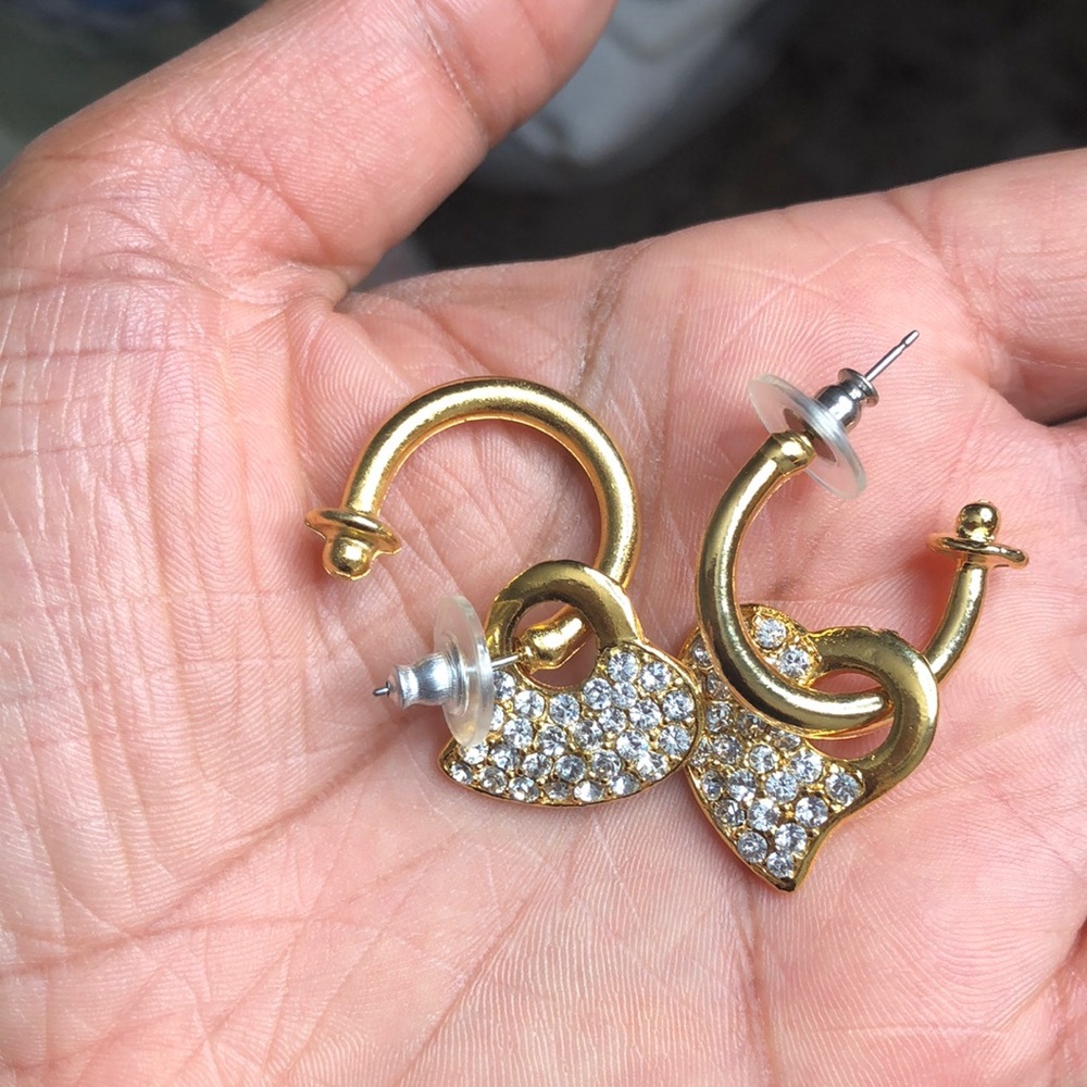 Heart earring with stone